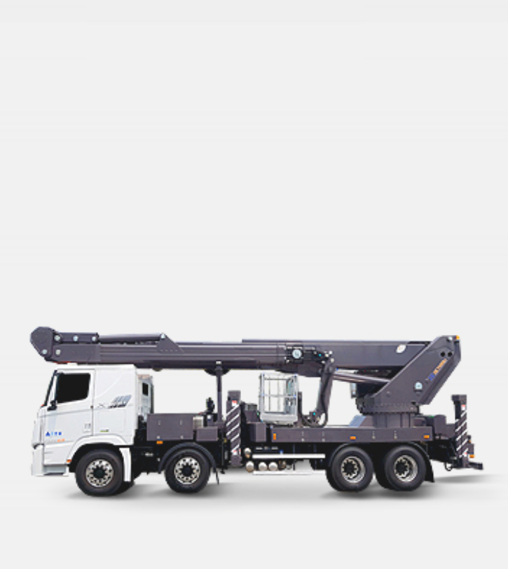 19.5톤 굴절 스카이 제원 및 외관 이미지 - 전선, 난간 부착물, 건물 지붕 등 장애물 너머의 안쪽 공간까지 안전하게 진입하여 작업이 가능한 최정예 굴절 스카이입니다.